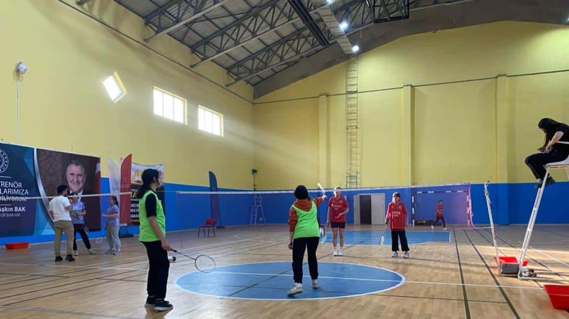 Okullar Arası Badminton Turnuvası'nda Finaldeyiz .